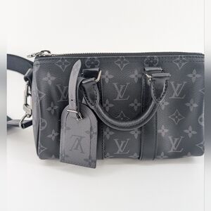 Louis Vuitton Keepall Bandoulière 25 in Monogram Eclipse Reverse canvas. 